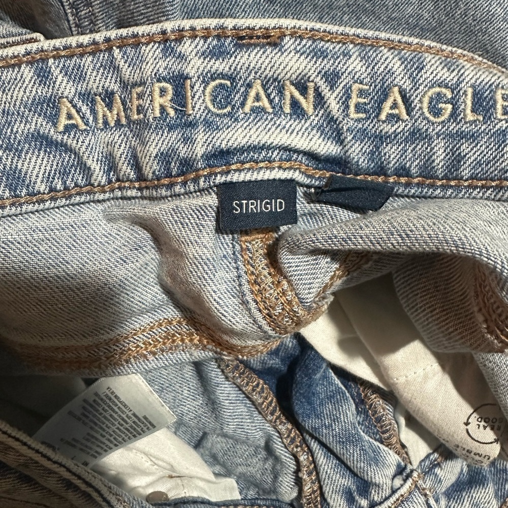 American Eagle Outfitters Light Blue Distressed Mom Jeans - Picture 4 of 6